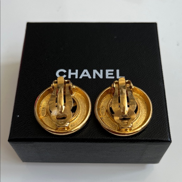 Authentic CHANEL CC Gold Logo Clip On Earrings - Picture 2 of 4